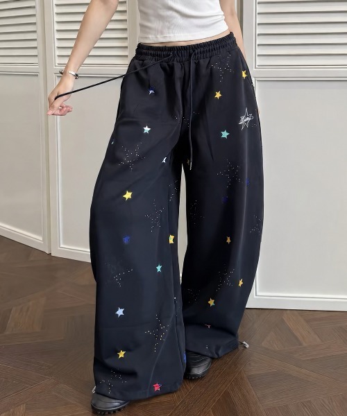 DIAVEL(ディアベル)の「【秋冬新作】2色展開 星形カットアウト&刺繍 総柄プリントワイドパンツ(その他パンツ・レディース・ブラウン/ネイビー・M)」の10枚目の写真