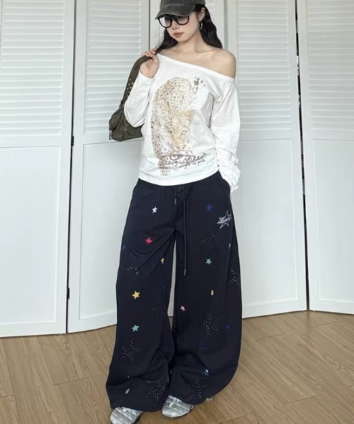 DIAVEL(ディアベル)の「【秋冬新作】2色展開 星形カットアウト&刺繍 総柄プリントワイドパンツ(その他パンツ・レディース・ブラウン/ネイビー・M)」の6枚目の写真