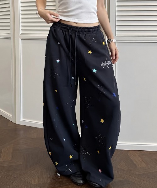 DIAVEL(ディアベル)の「【秋冬新作】2色展開 星形カットアウト&刺繍 総柄プリントワイドパンツ(その他パンツ・レディース・ブラウン/ネイビー・M)」の5枚目の写真