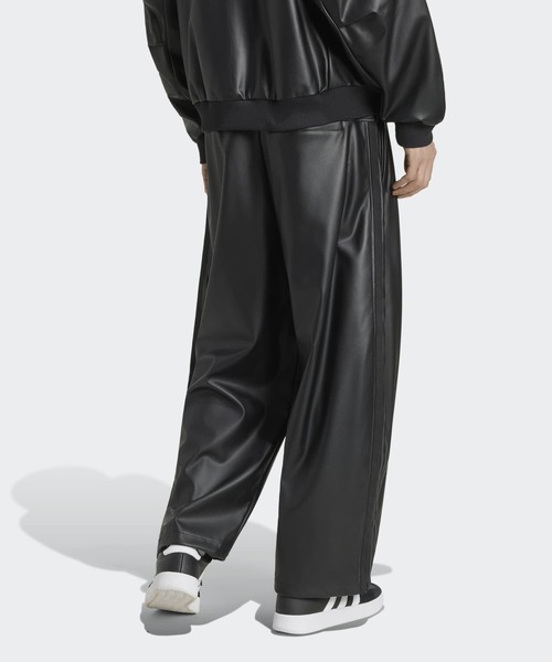 adidas（アディダス）の「スタジアム オーバーサイズフィット フェイクレザー フルレングス オープンヘム パンツ / アディダス adidas（その他パンツ・メンズ・ブラック×ブラック・X-LARGE/LARGE/3XL/XX-LARGE/MEDIUM）」の2枚目の写真