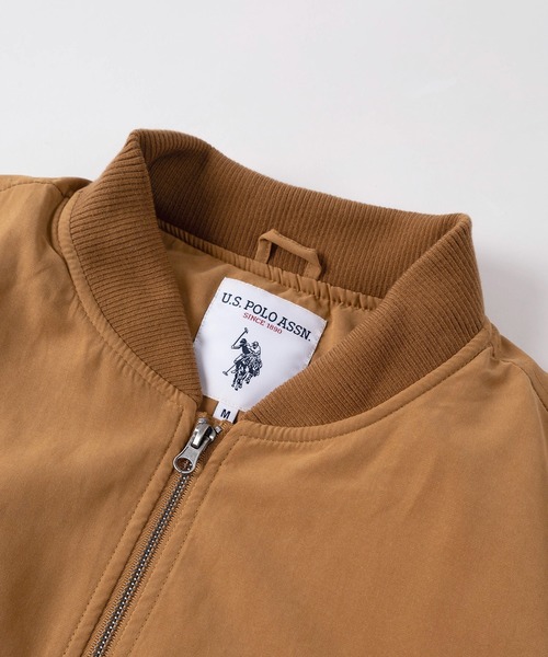 U.S. POLO ASSN.(ユーエスポロアッスン)の「【80】【U.S. POLO ASSN./ユーエスポロアッスン】 MA-1 中綿 リブブルゾン/ジャケット/オーバーサイズ/ワンポイント/ピーチ起毛/刺繍/ミリタリー/ユニセックス/レディース/メンズ(ブルゾン・メンズ・カーキ/ブルー/ライトブラウン/ブラック・M/L)」の6枚目の写真