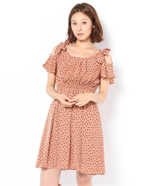 Chico（チコ）の「花柄肩開きOP（ワンピース・レディース・ピンクベージュ/オレンジ/ブラック・FREE）」の3枚目の写真