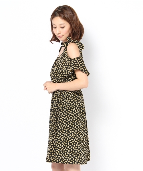 Chico（チコ）の「花柄肩開きOP（ワンピース・レディース・ピンクベージュ/オレンジ/ブラック・FREE）」の4枚目の写真