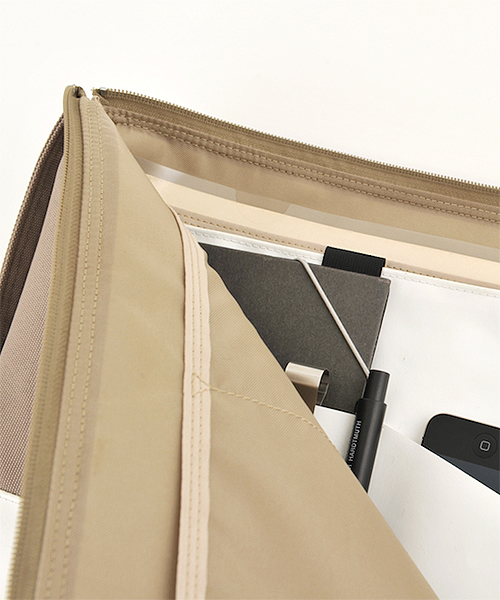 B印 YOSHIDA(BEAMS×PORTER)（ビージルシヨシダ）の「ほぼ日手帳×PORTER×B印 YOSHIDA A4 PORTFOLIO（クラッチバッグ・メンズ・ブラック/ベージュ/ネイビー・ONE SIZE）」の17枚目の写真