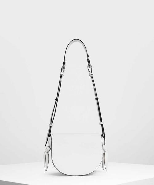 CHARLES & KEITH(チャールズ & キース)の「ノットディテールサドルバッグ / Knot Details Saddle Bag(ショルダーバッグ・レディース・ホワイト/ブラック・M)」の1枚目の写真