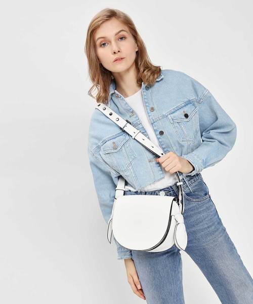 CHARLES & KEITH(チャールズ & キース)の「ノットディテールサドルバッグ / Knot Details Saddle Bag(ショルダーバッグ・レディース・ホワイト/ブラック・M)」の9枚目の写真