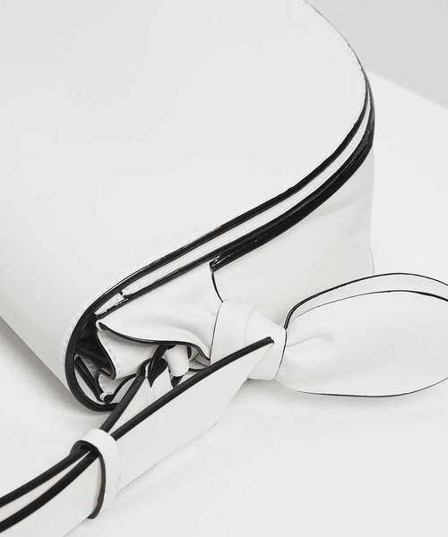 CHARLES & KEITH(チャールズ & キース)の「ノットディテールサドルバッグ / Knot Details Saddle Bag(ショルダーバッグ・レディース・ホワイト/ブラック・M)」の4枚目の写真