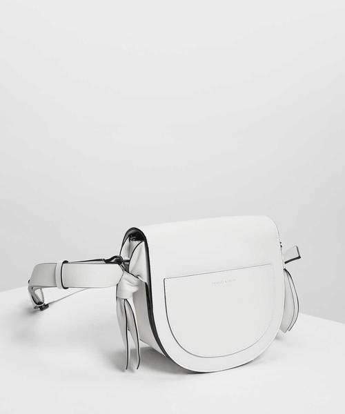 CHARLES & KEITH(チャールズ & キース)の「ノットディテールサドルバッグ / Knot Details Saddle Bag(ショルダーバッグ・レディース・ホワイト/ブラック・M)」の12枚目の写真
