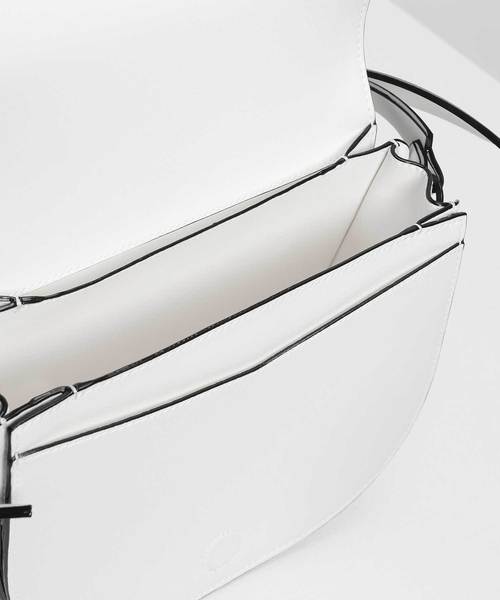 CHARLES & KEITH(チャールズ & キース)の「ノットディテールサドルバッグ / Knot Details Saddle Bag(ショルダーバッグ・レディース・ホワイト/ブラック・M)」の7枚目の写真