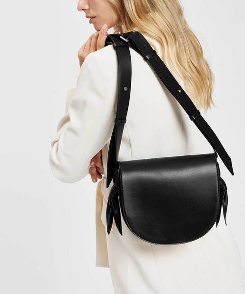 CHARLES & KEITH(チャールズ & キース)の「ノットディテールサドルバッグ / Knot Details Saddle Bag(ショルダーバッグ・レディース・ホワイト/ブラック・M)」の8枚目の写真