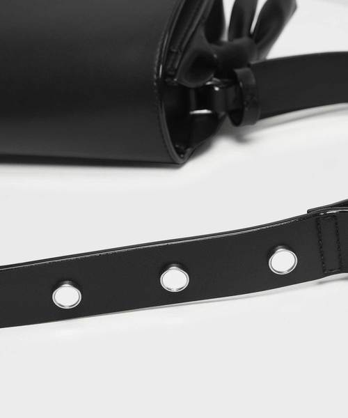 CHARLES & KEITH(チャールズ & キース)の「ノットディテールサドルバッグ / Knot Details Saddle Bag(ショルダーバッグ・レディース・ホワイト/ブラック・M)」の3枚目の写真
