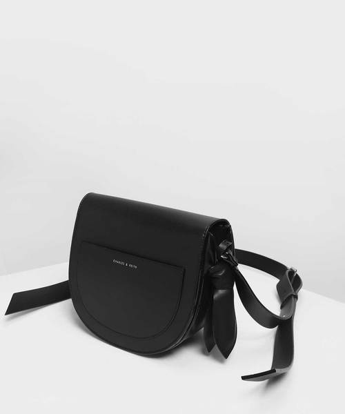 CHARLES & KEITH(チャールズ & キース)の「ノットディテールサドルバッグ / Knot Details Saddle Bag(ショルダーバッグ・レディース・ホワイト/ブラック・M)」の6枚目の写真