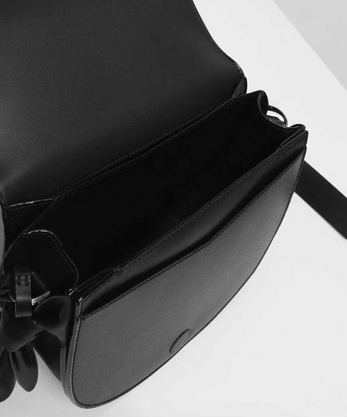 CHARLES & KEITH(チャールズ & キース)の「ノットディテールサドルバッグ / Knot Details Saddle Bag(ショルダーバッグ・レディース・ホワイト/ブラック・M)」の10枚目の写真