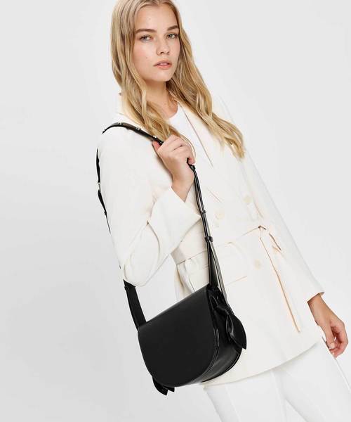 CHARLES & KEITH(チャールズ & キース)の「ノットディテールサドルバッグ / Knot Details Saddle Bag(ショルダーバッグ・レディース・ホワイト/ブラック・M)」の5枚目の写真