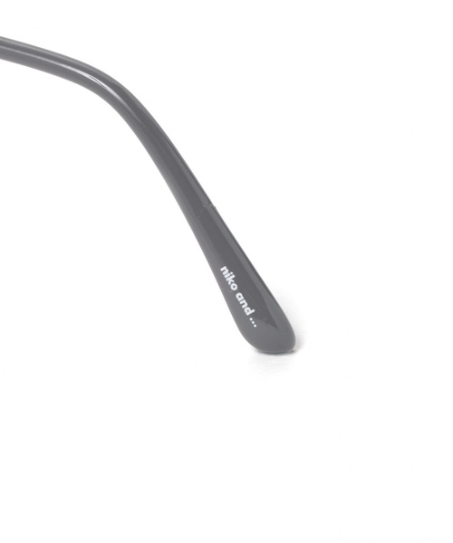 niko and...(ニコアンド)の「オリジナル細リムラウンドダテメガネ(メガネ・レディース・ブラウン/チャコール・FREE)」の4枚目の写真