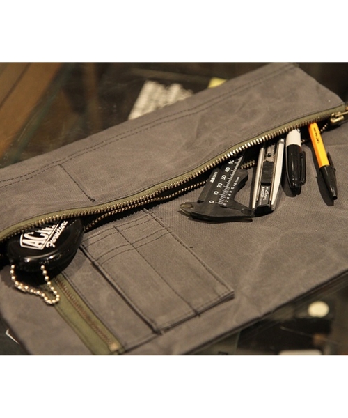 ACME FURNITURE(アクメファニチャー)の「PARAFFIN POUCH(クラッチバッグ・レディース・チャコールグレー/カーキ・FREE)」の16枚目の写真