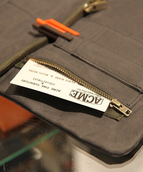 ACME FURNITURE(アクメファニチャー)の「PARAFFIN POUCH(クラッチバッグ・レディース・チャコールグレー/カーキ・FREE)」の15枚目の写真