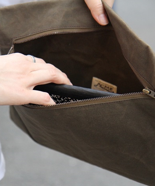 ACME FURNITURE(アクメファニチャー)の「PARAFFIN POUCH(クラッチバッグ・レディース・チャコールグレー/カーキ・FREE)」の14枚目の写真