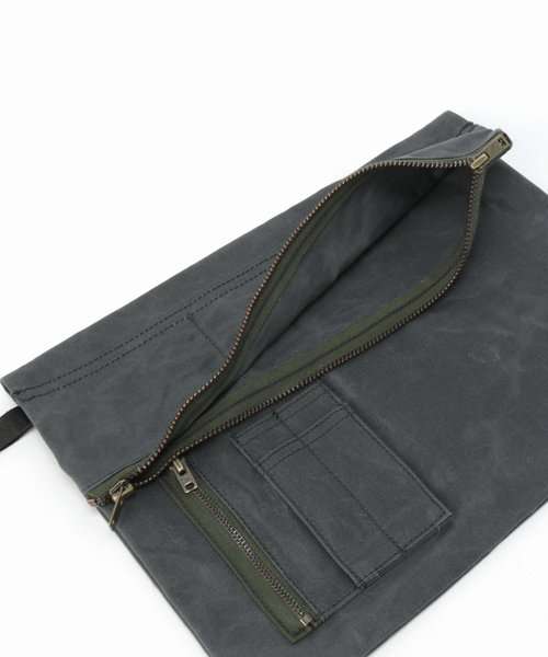 ACME FURNITURE(アクメファニチャー)の「PARAFFIN POUCH(クラッチバッグ・レディース・チャコールグレー/カーキ・FREE)」の9枚目の写真