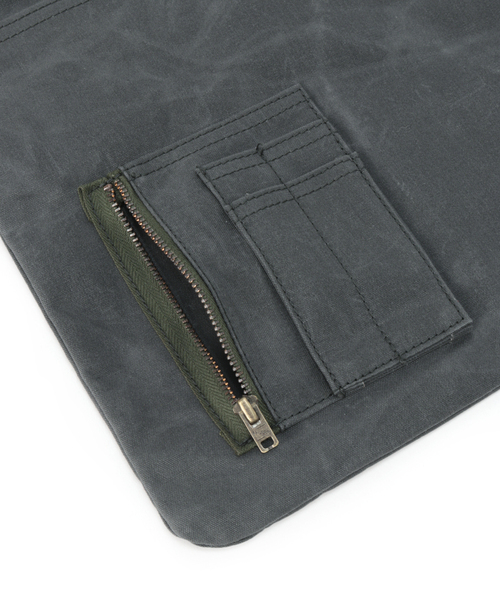 ACME FURNITURE(アクメファニチャー)の「PARAFFIN POUCH(クラッチバッグ・レディース・チャコールグレー/カーキ・FREE)」の8枚目の写真