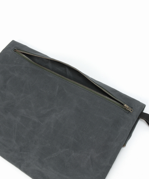 ACME FURNITURE(アクメファニチャー)の「PARAFFIN POUCH(クラッチバッグ・レディース・チャコールグレー/カーキ・FREE)」の6枚目の写真