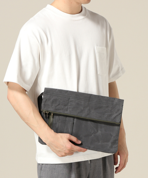 ACME FURNITURE(アクメファニチャー)の「PARAFFIN POUCH(クラッチバッグ・レディース・チャコールグレー/カーキ・FREE)」の3枚目の写真