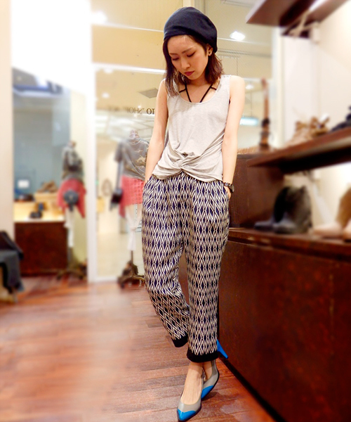 AGOSTO(アゴスト)の「幾何学クロップドパンツ(スラックス・レディース・ネイビー系・MEDIUM/SMALL)」の1枚目の写真