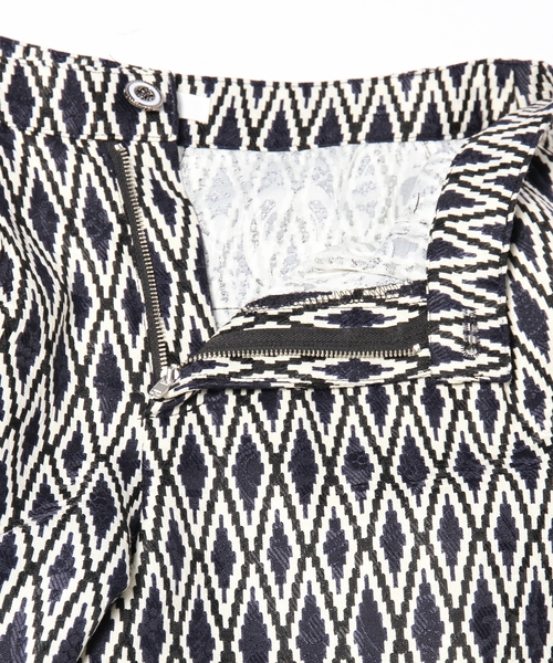 AGOSTO(アゴスト)の「幾何学クロップドパンツ(スラックス・レディース・ネイビー系・MEDIUM/SMALL)」の3枚目の写真