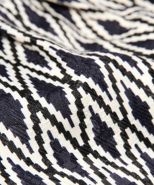 AGOSTO(アゴスト)の「幾何学クロップドパンツ(スラックス・レディース・ネイビー系・MEDIUM/SMALL)」の2枚目の写真