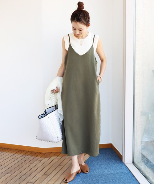 andme(アンドミー)の「きれいめツイルVネックキャミワンピース(ワンピース・レディース・ブラック/モカ/グレー系その他/ダークカーキ/ブルー/ネイビー/ライトカーキ・M/L)」の5枚目の写真