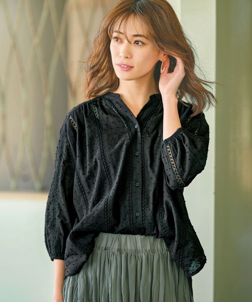 GeeRA(ジーラ)の「レーストリミングバンドカラーブラウス(シャツ/ブラウス・レディース・ブラック/オフホワイト・X-LARGE/MEDIUM/LARGE)」の1枚目の写真