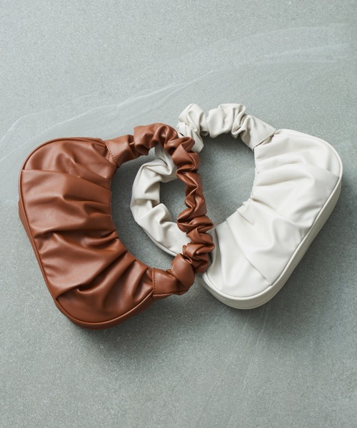 SETUP7（セットアップセブン）の「【SETUP7】ハンドプリーツタックハーフムーンバッグ KNF（ハンドバッグ・レディース・ホワイト/ブラック/ブラウン/サックスブルー・FREE）」の5枚目の写真