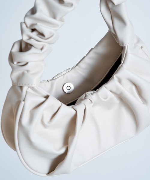 SETUP7（セットアップセブン）の「【SETUP7】ハンドプリーツタックハーフムーンバッグ KNF（ハンドバッグ・レディース・ホワイト/ブラック/ブラウン/サックスブルー・FREE）」の6枚目の写真