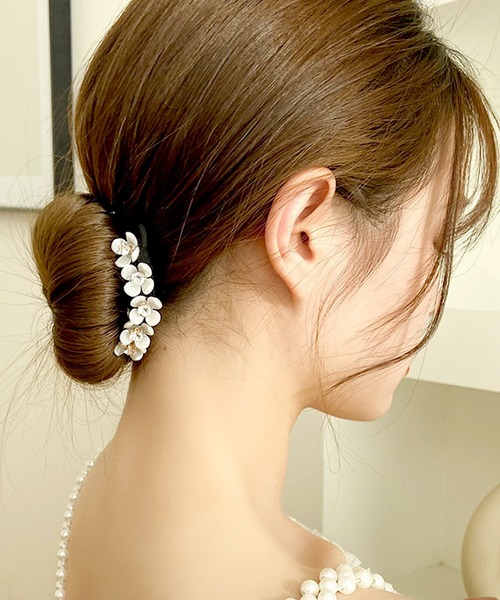 florist(フローリスト)の「ビジューが飾るシニョンヘアアレンジワイヤー(バレッタ/ヘアクリップ・レディース・ホワイト/ライトホワイト/ホワイト×ブラック/ホワイト×ゴールド・FREE)」の2枚目の写真