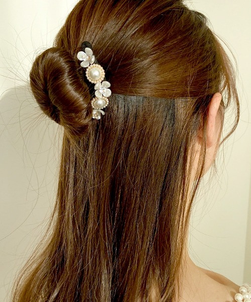 florist(フローリスト)の「ビジューが飾るシニョンヘアアレンジワイヤー(バレッタ/ヘアクリップ・レディース・ホワイト/ライトホワイト/ホワイト×ブラック/ホワイト×ゴールド・FREE)」の1枚目の写真