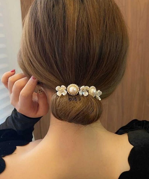florist(フローリスト)の「ビジューが飾るシニョンヘアアレンジワイヤー(バレッタ/ヘアクリップ・レディース・ホワイト/ライトホワイト/ホワイト×ブラック/ホワイト×ゴールド・FREE)」の10枚目の写真