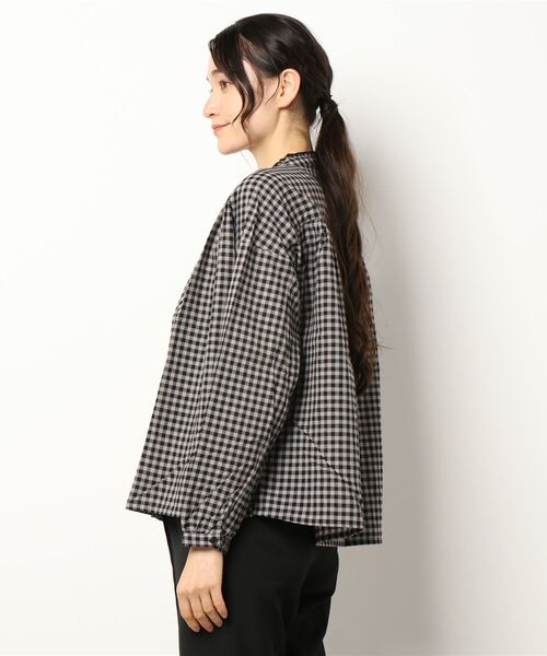 and it_（アンドイット）の「エミュラル emural フリルネックギャザーコットンブラウス（シャツ/ブラウス・レディース・ホワイト/ブラック系その他/ブラック×グレー/サックスブルー/ネイビー×ホワイト・M-L）」の7枚目の写真