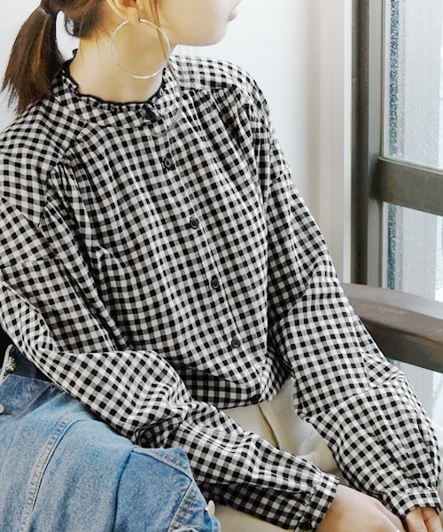 and it_（アンドイット）の「エミュラル emural フリルネックギャザーコットンブラウス（シャツ/ブラウス・レディース・ホワイト/ブラック系その他/ブラック×グレー/サックスブルー/ネイビー×ホワイト・M-L）」の4枚目の写真