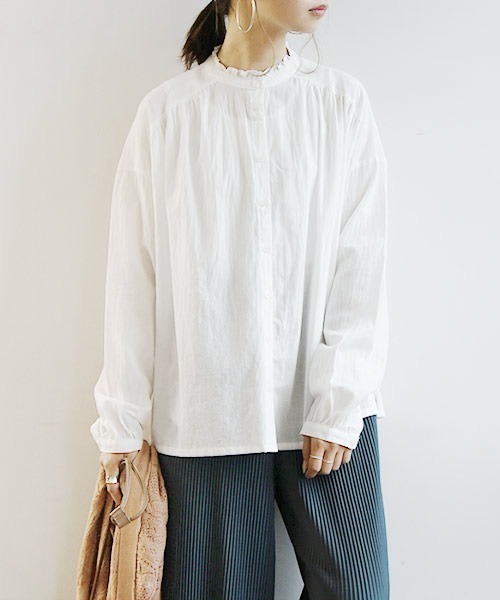 and it_（アンドイット）の「エミュラル emural フリルネックギャザーコットンブラウス（シャツ/ブラウス・レディース・ホワイト/ブラック系その他/ブラック×グレー/サックスブルー/ネイビー×ホワイト・M-L）」の2枚目の写真