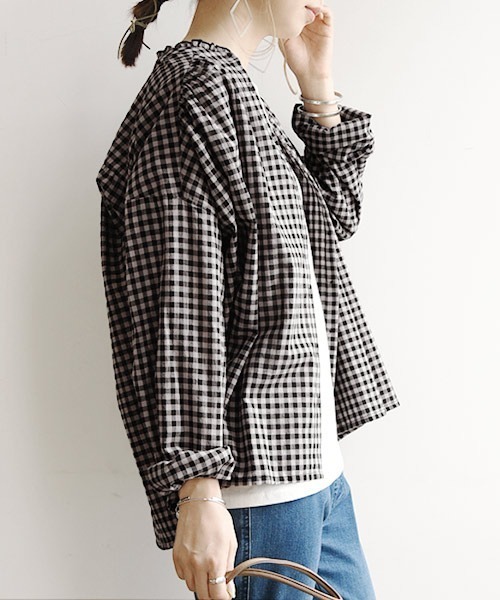 and it_（アンドイット）の「エミュラル emural フリルネックギャザーコットンブラウス（シャツ/ブラウス・レディース・ホワイト/ブラック系その他/ブラック×グレー/サックスブルー/ネイビー×ホワイト・M-L）」の3枚目の写真