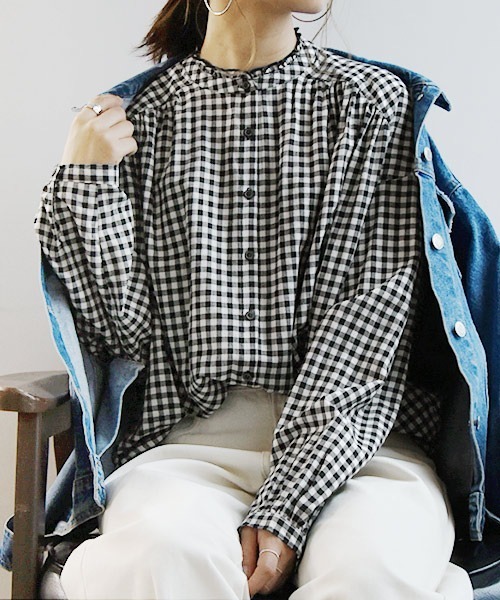 and it_（アンドイット）の「エミュラル emural フリルネックギャザーコットンブラウス（シャツ/ブラウス・レディース・ホワイト/ブラック系その他/ブラック×グレー/サックスブルー/ネイビー×ホワイト・M-L）」の8枚目の写真