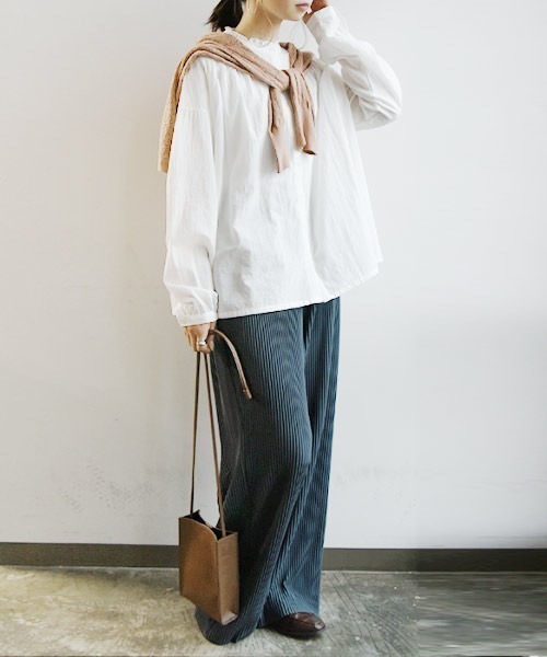 and it_（アンドイット）の「エミュラル emural フリルネックギャザーコットンブラウス（シャツ/ブラウス・レディース・ホワイト/ブラック系その他/ブラック×グレー/サックスブルー/ネイビー×ホワイト・M-L）」の11枚目の写真