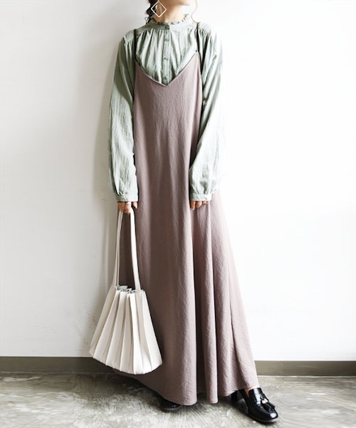 and it_（アンドイット）の「エミュラル emural フリルネックギャザーコットンブラウス（シャツ/ブラウス・レディース・ホワイト/ブラック系その他/ブラック×グレー/サックスブルー/ネイビー×ホワイト・M-L）」の13枚目の写真