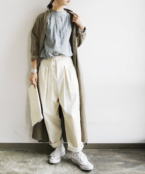 and it_（アンドイット）の「エミュラル emural フリルネックギャザーコットンブラウス（シャツ/ブラウス・レディース・ホワイト/ブラック系その他/ブラック×グレー/サックスブルー/ネイビー×ホワイト・M-L）」の18枚目の写真