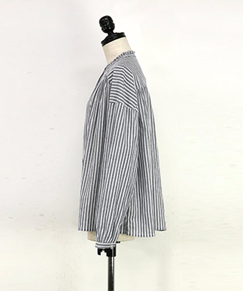 and it_（アンドイット）の「エミュラル emural フリルネックギャザーコットンブラウス（シャツ/ブラウス・レディース・ホワイト/ブラック系その他/ブラック×グレー/サックスブルー/ネイビー×ホワイト・M-L）」の22枚目の写真