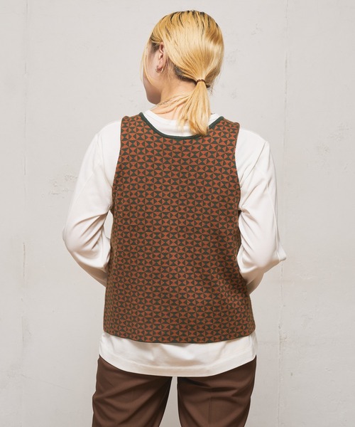 CIAOPANIC（チャオパニック）の「ジャガードニットベスト（ベスト・レディース・ブラウン/ネイビー/グリーン・FREE）」の8枚目の写真