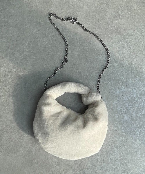 AS KNOW AS plus(アズノゥアズプラス)の「ラウンド ファーバッグ(ショルダーバッグ・レディース・ブラック/イエロー/アイボリー/チェック・FREE)」の2枚目の写真