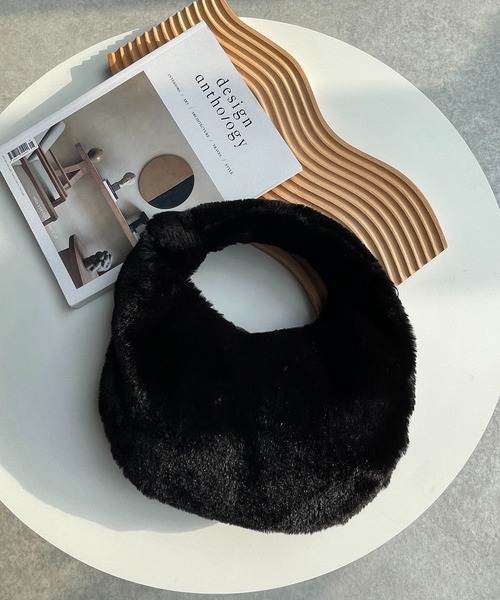 AS KNOW AS plus(アズノゥアズプラス)の「ラウンド ファーバッグ(ショルダーバッグ・レディース・ブラック/イエロー/アイボリー/チェック・FREE)」の3枚目の写真