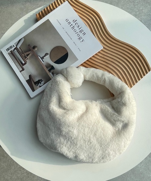 AS KNOW AS plus(アズノゥアズプラス)の「ラウンド ファーバッグ(ショルダーバッグ・レディース・ブラック/イエロー/アイボリー/チェック・FREE)」の7枚目の写真