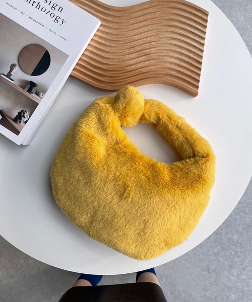 AS KNOW AS plus(アズノゥアズプラス)の「ラウンド ファーバッグ(ショルダーバッグ・レディース・ブラック/イエロー/アイボリー/チェック・FREE)」の15枚目の写真